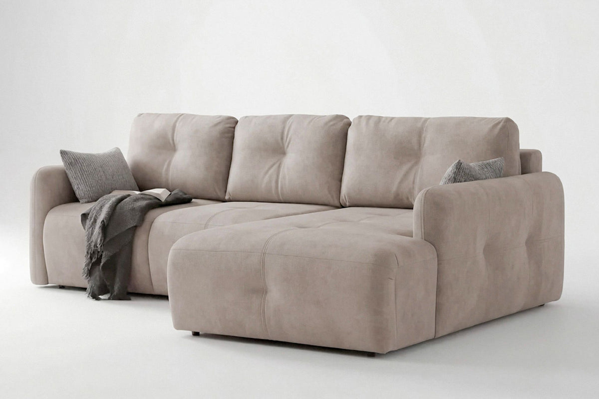 Beiges Eck-Schlafsofa Magnum mit Polyesterbezug, Buchenholzgestell, Staufach unter der Sitzfläche und zwei losen Kissen im Wohnzimmer.