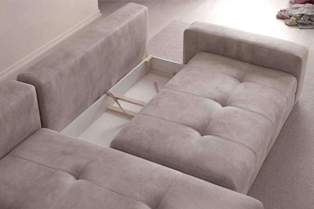 Beiges Eck-Schlafsofa Magnum von Hanah Home mit Polyesterbezug, Buchenholzgestell, Kunststoffbeinen und zwei losen Kissen, links ausgerichtet.