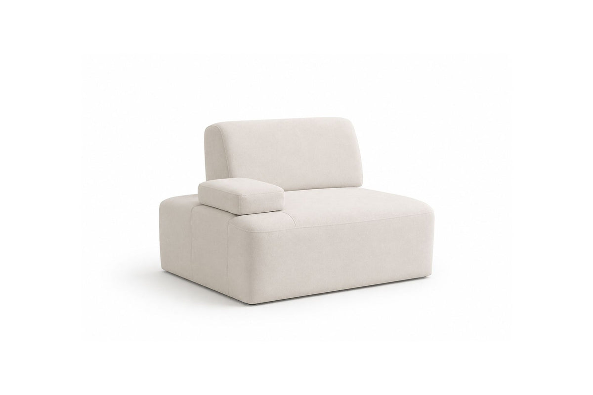 Cremefarbenes 3-Sitzer Sofa aus Polyesterstoff mit Buchenholzgestell, niedrigen Kunststoffbeinen und zwei Kissen.