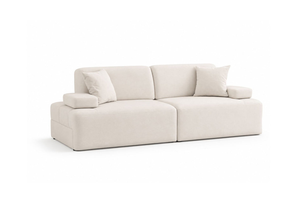 Cremefarbenes 3-Sitzer Sofa aus Polyesterstoff mit Buchenholzgestell, niedrigen Kunststoffbeinen und zwei Kissen.