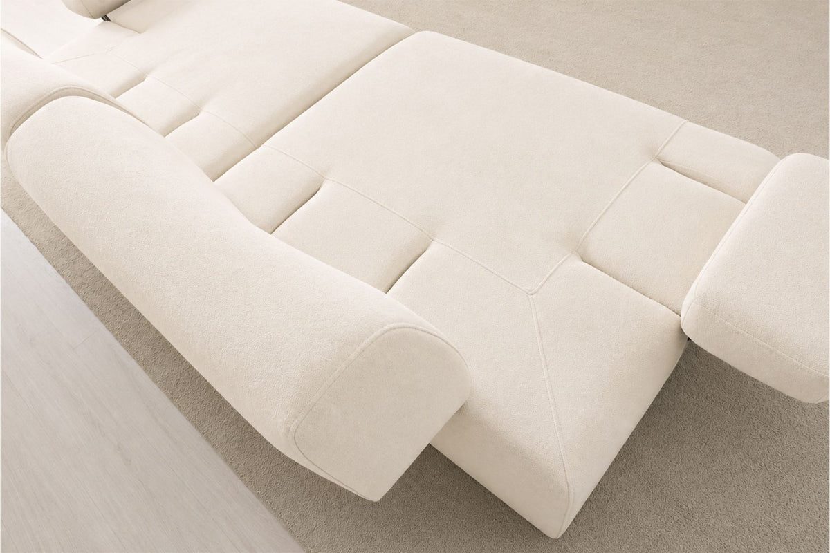 Cremefarbenes 3-Sitzer Sofa aus Polyesterstoff mit Buchenholzgestell, niedrigen Kunststoffbeinen und zwei Kissen.