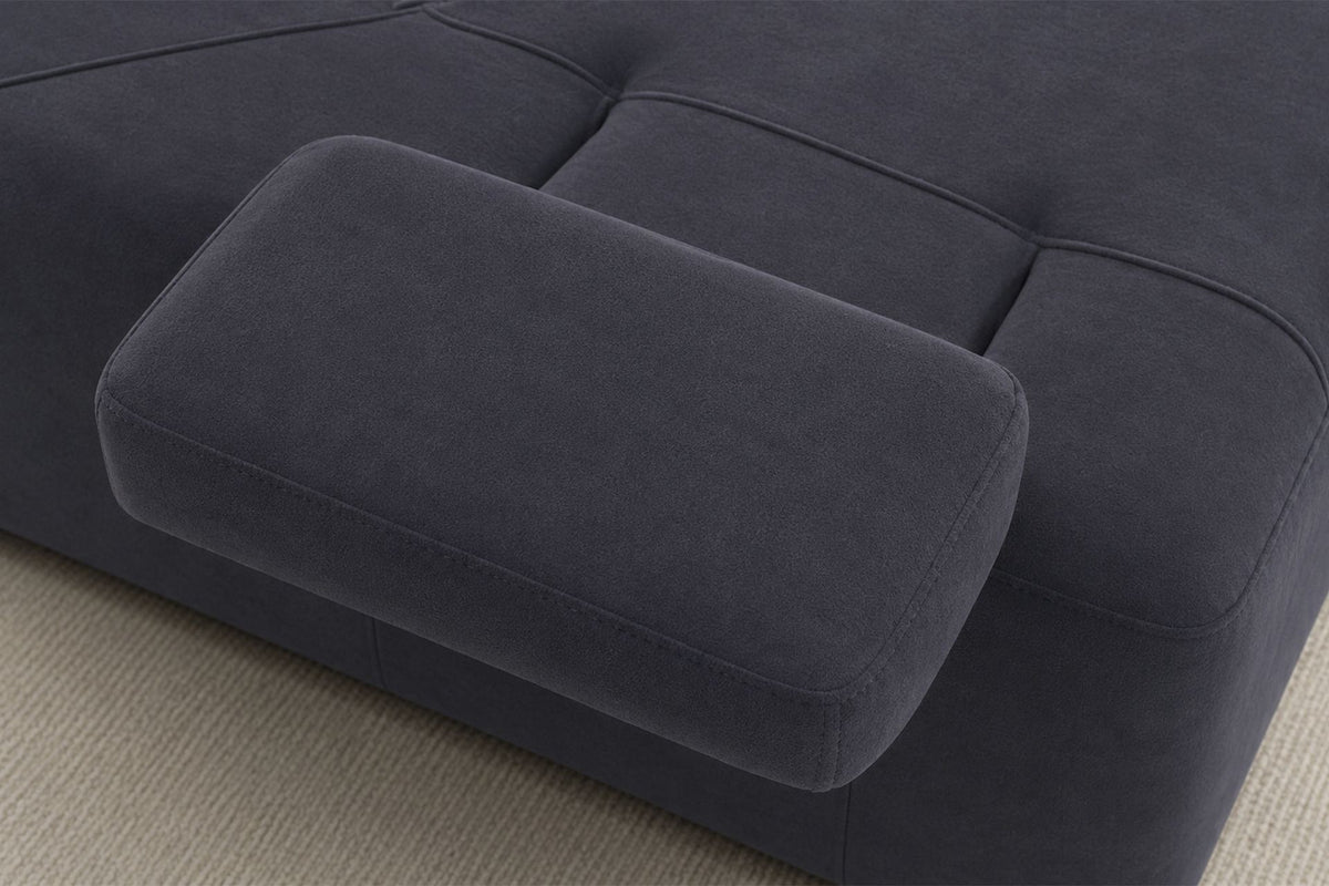 Petrolblaues 3-Sitzer Sofa Madlen von Hanah Home mit niedrigen Kunststoffbeinen, Polyesterbezug und zwei Kissen auf hellem Hintergrund.