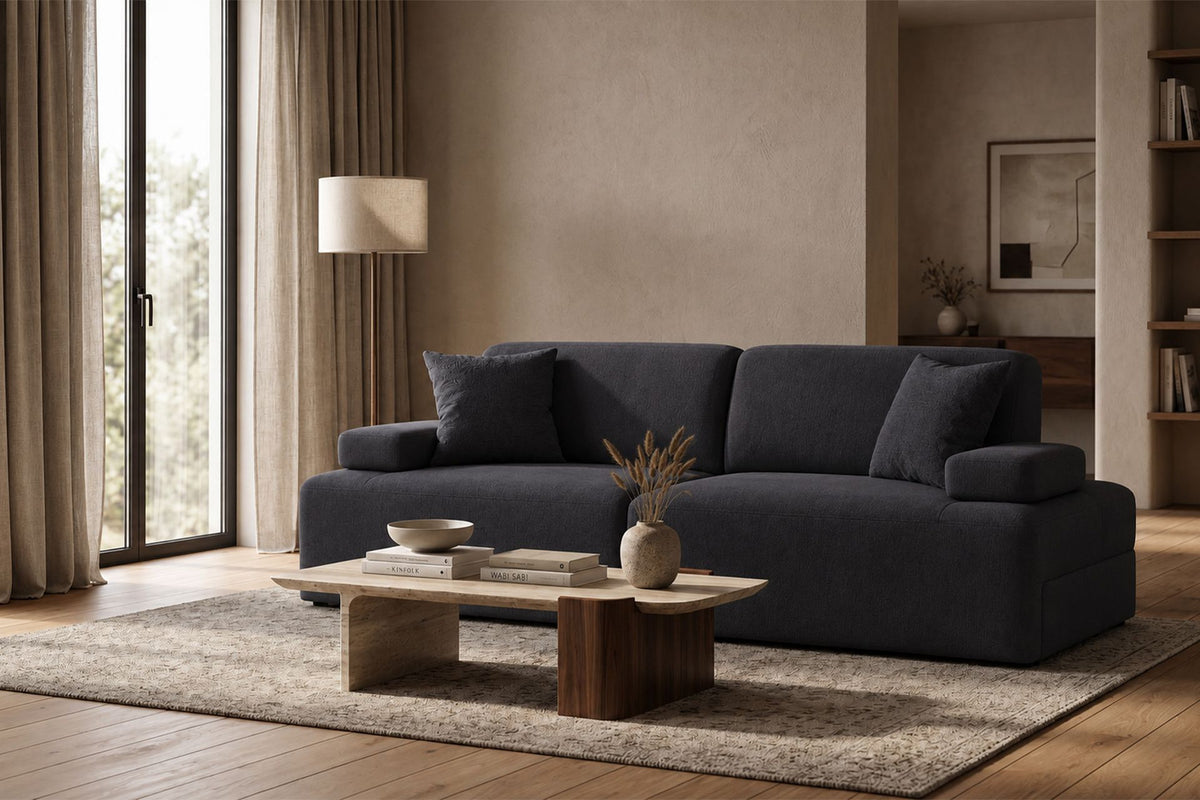 Petrolblaues 3-Sitzer Sofa Madlen von Hanah Home mit niedrigen Kunststoffbeinen, Polyesterbezug und zwei Kissen auf hellem Hintergrund.