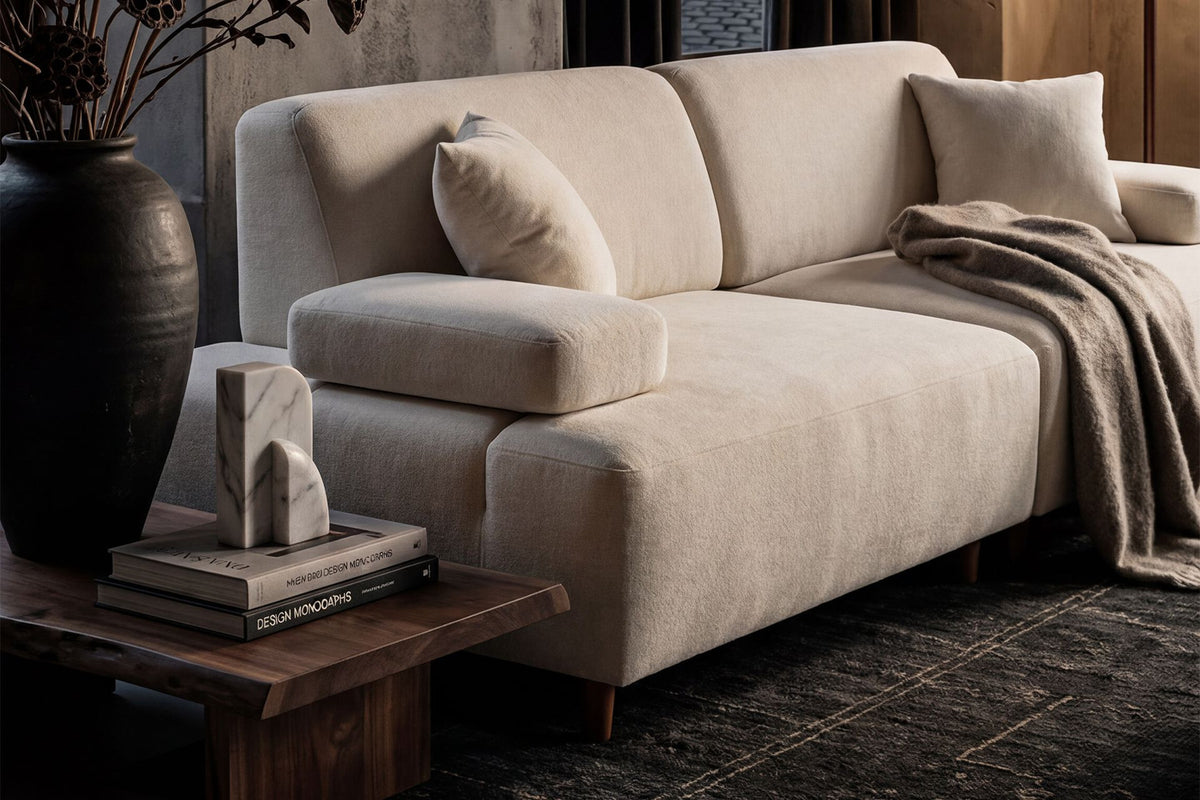 Cremefarbenes 3-Sitzer-Sofa Madlen von Hanah Home mit Polyesterbezug, Kunststoffbeinen und zwei Kissen auf Buchenholzgestell