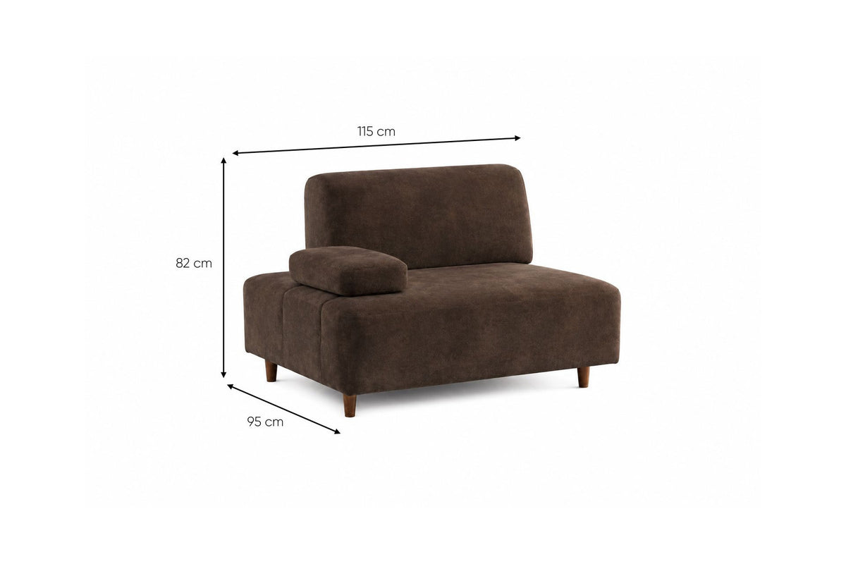 Braunes 3-Sitzer-Sofa Madlen von Hanah Home mit Polyesterbezug, Buchenholzgestell, hohen Kunststoffbeinen und zwei losen Kissen.