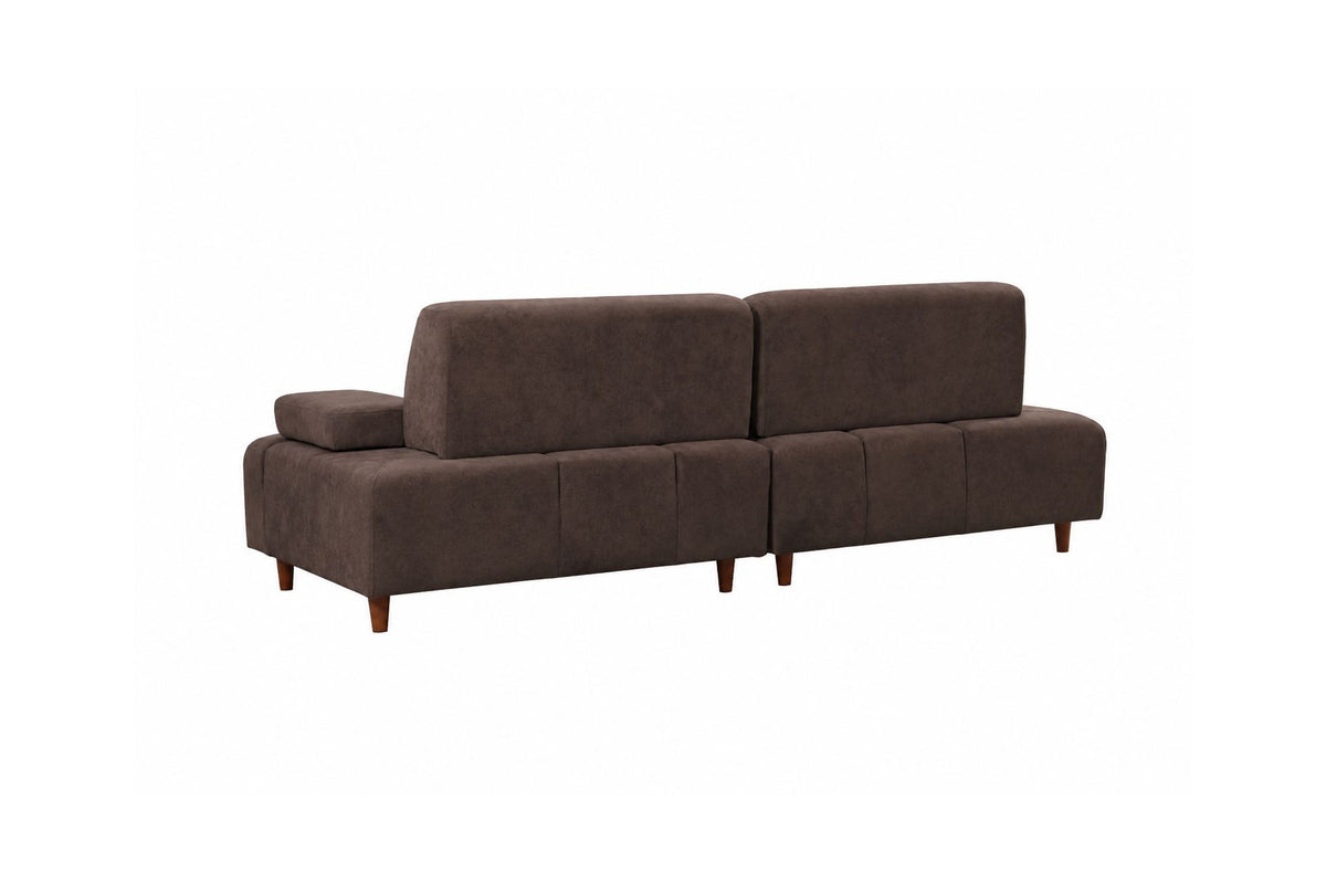 Braunes 3-Sitzer-Sofa Madlen von Hanah Home mit Polyesterbezug, Buchenholzgestell, hohen Kunststoffbeinen und zwei losen Kissen.