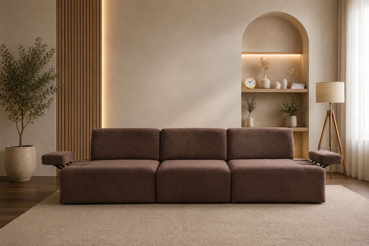 Braunes Polyester-Sofa Madlen von Hanah Home, 4-Sitzer mit niedrigen Kunststoffbeinen, Buchenholz-Gestell und zwei Kissen.