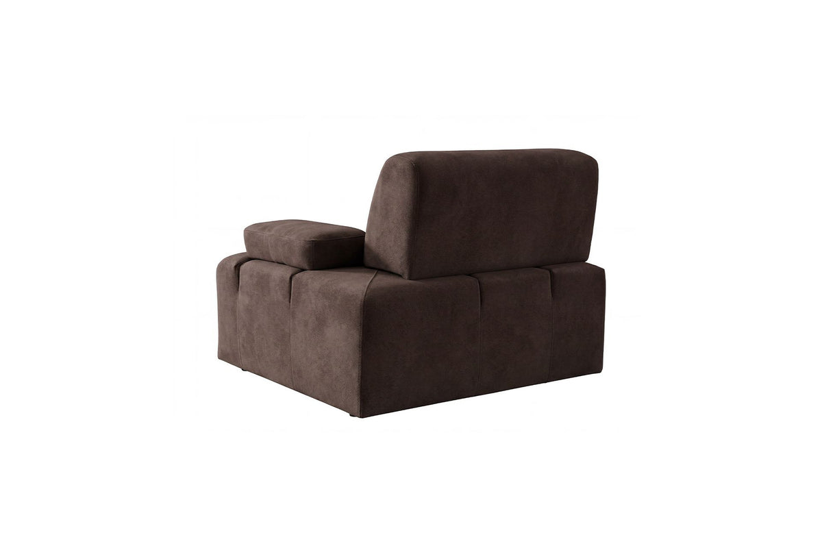 Braunes Polyester-Sofa Madlen von Hanah Home, 4-Sitzer mit niedrigen Kunststoffbeinen, Buchenholz-Gestell und zwei Kissen.