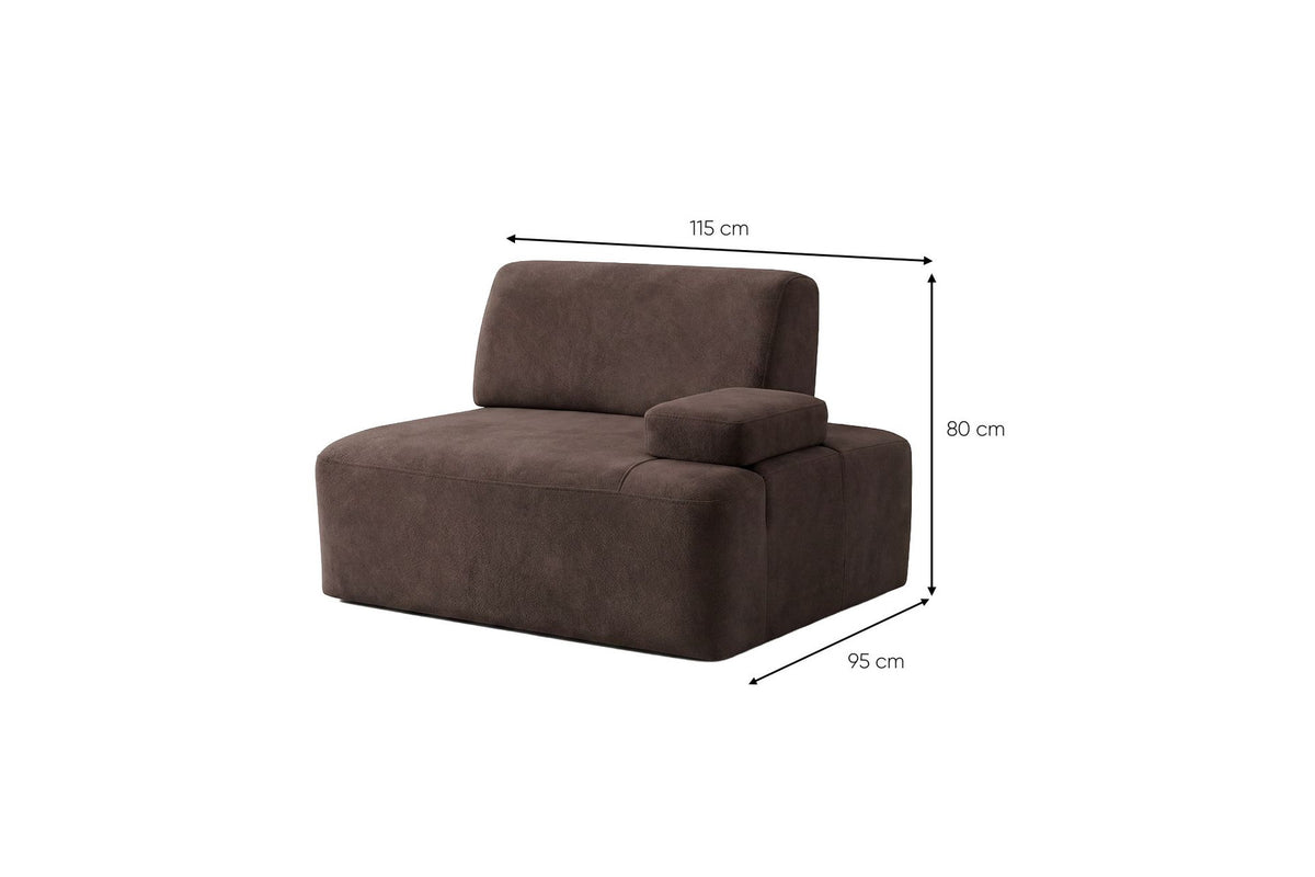 Braunes Polyester-Sofa Madlen von Hanah Home, 4-Sitzer mit niedrigen Kunststoffbeinen, Buchenholz-Gestell und zwei Kissen.
