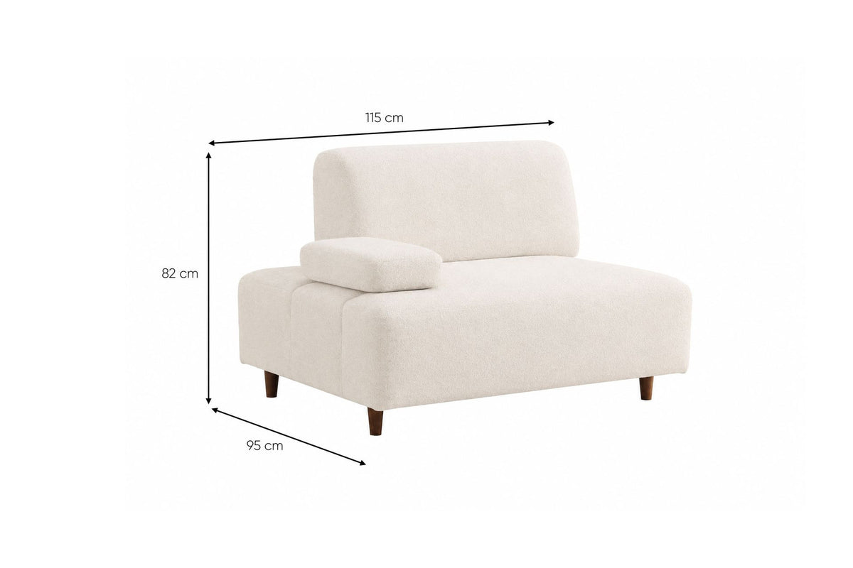Cremefarbenes 4-Sitzer-Sofa mit hohen Kunststoffbeinen, Polyesterbezug, Buchenholzgestell und zwei losen Kissen auf hellem Hintergrund.