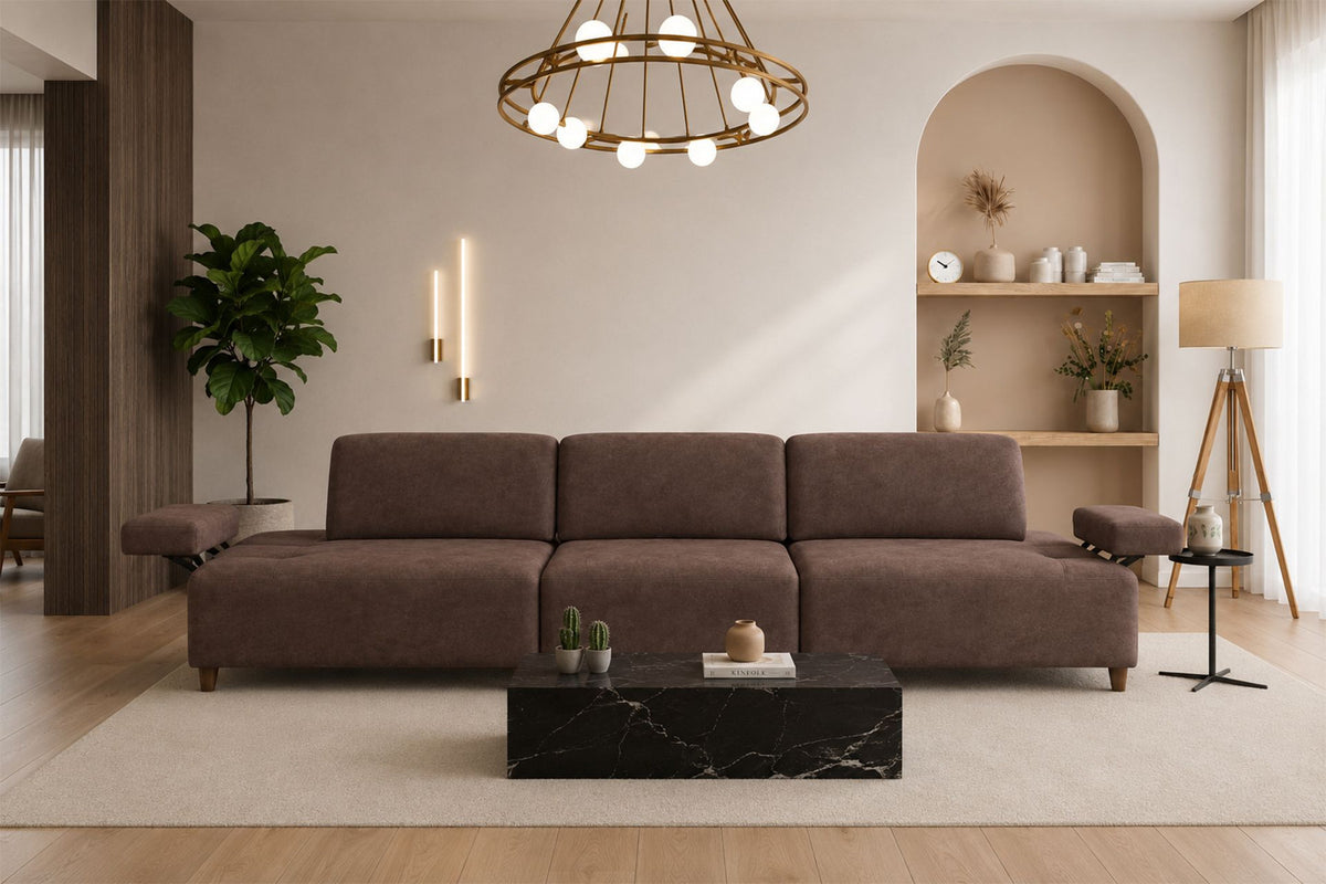 Braunes 4-Sitzer-Sofa Madlen mit hohen Kunststoffbeinen, Polyesterbezug, verstellbarer Rückenlehne und zwei losen Kissen.