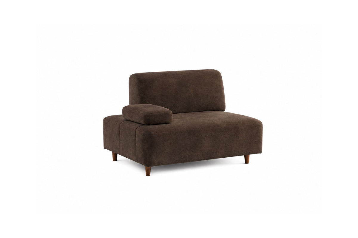 Braunes 4-Sitzer-Sofa Madlen mit hohen Kunststoffbeinen, Polyesterbezug, verstellbarer Rückenlehne und zwei losen Kissen.