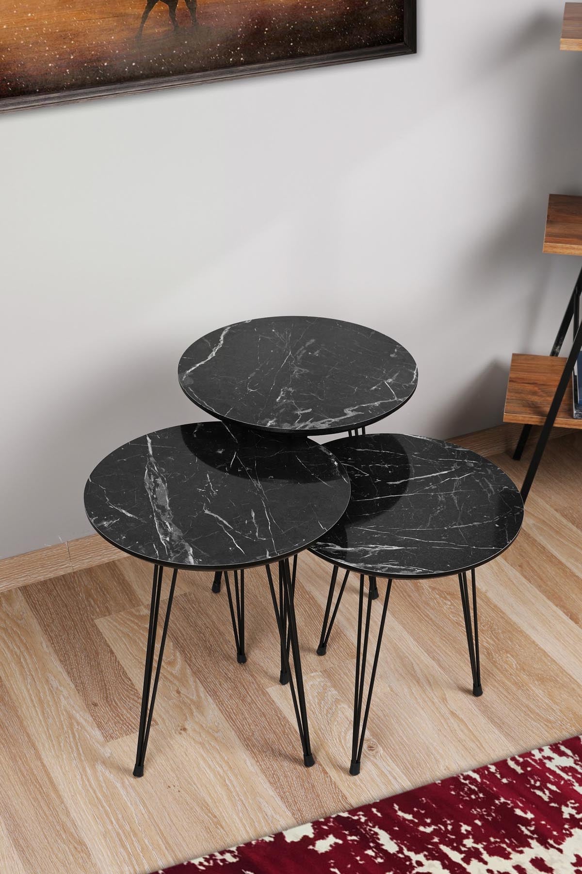 Siyah Mermer Desenli 3'Lü Tel Ayaklı Yuvarlak Zigon Sehpa in Grau Schwarz präsentiert im Onlineshop von KAQTU Design AG. Beistelltisch ist von Hanah Home