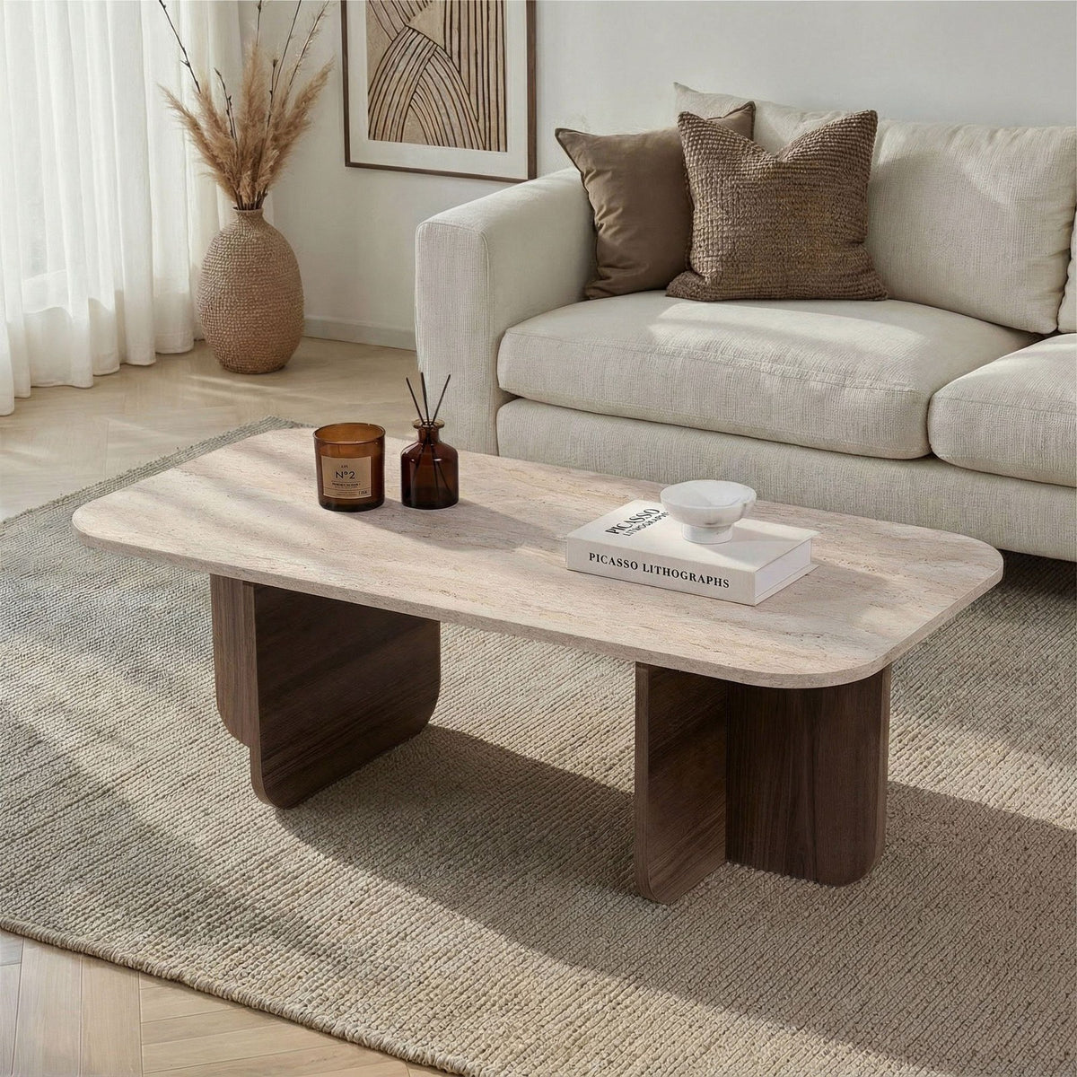 Couchtisch Akira von Nordure in Travertin und Venezia-Walnuss, rechteckige Form, Spanplatte mit Melaminbeschichtung, 120x60x41 cm.