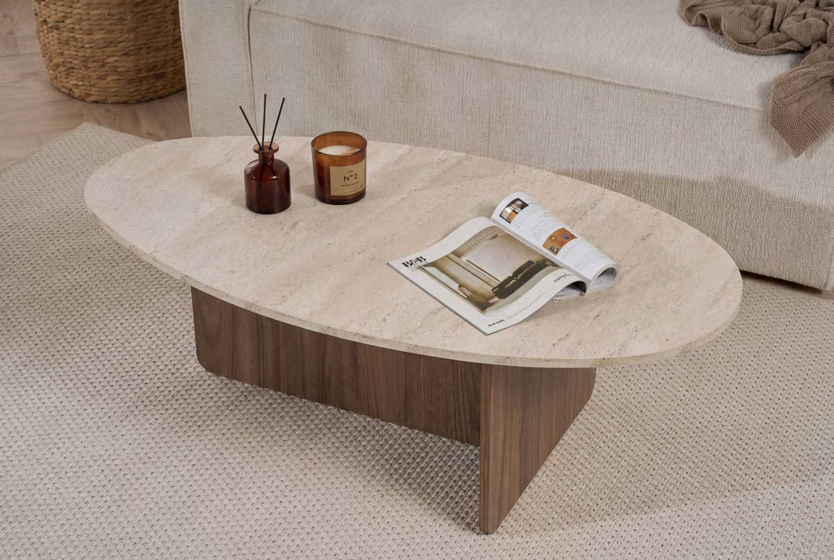Rechteckiger Couchtisch aus melaminbeschichteter Spanplatte in Travertin-Optik mit Venezia-Nussbaum-Farbton, schlichte moderne Form.