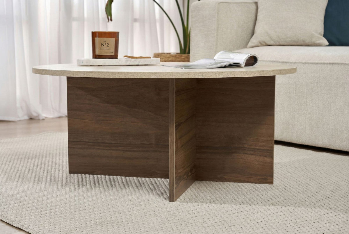 Couchtisch mit Tischplatte in Travertin-Optik und Venezia-Walnuss-Farbe, aus melaminbeschichteter Spanplatte, Masse 90 x 90 x 40 cm.