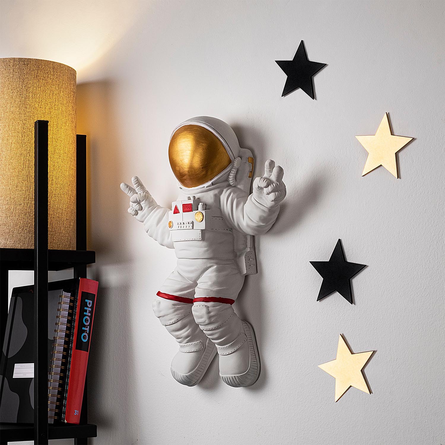 Peace Sign Astronaut - 1 in Weisses Gold präsentiert im Onlineshop von KAQTU Design AG. Wanddeko ist von Wallity