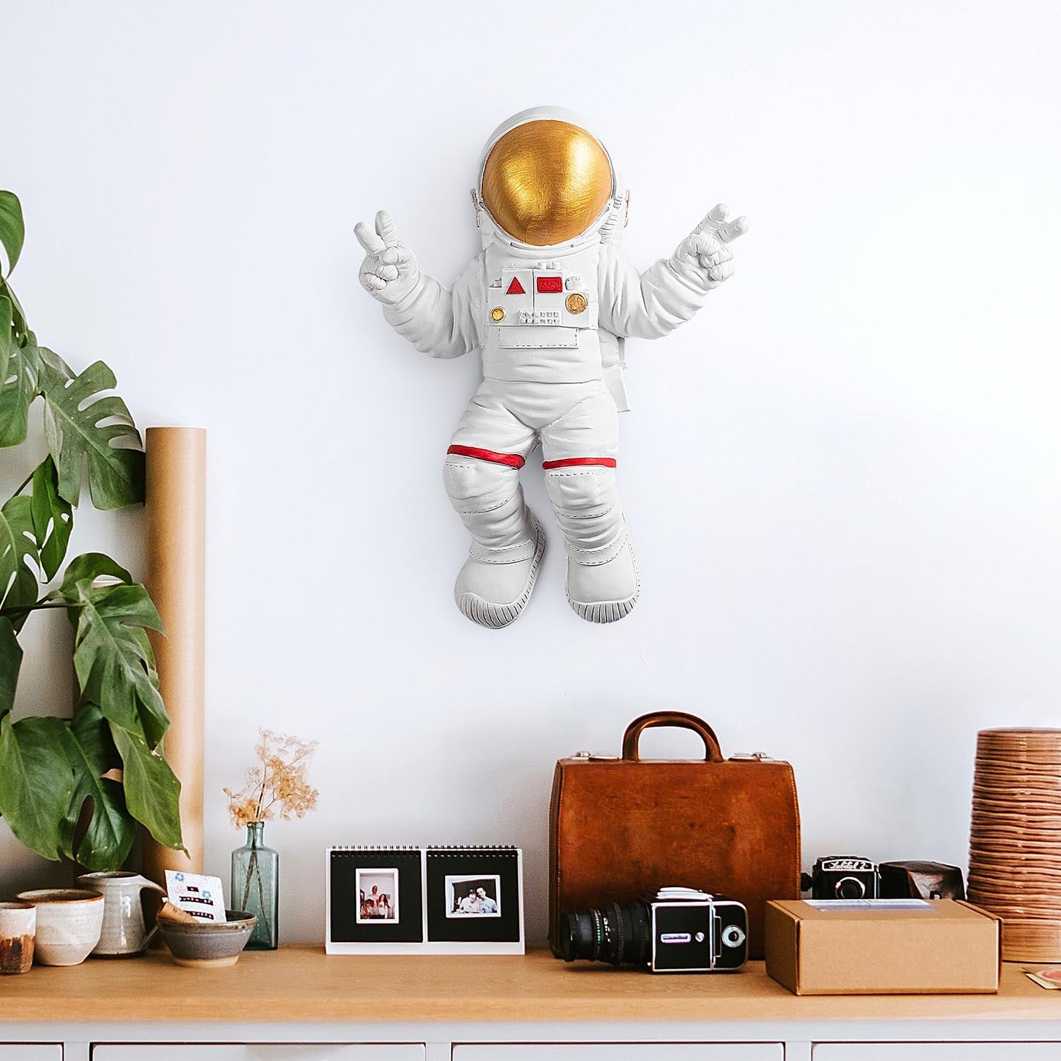 Peace Sign Astronaut - 1 in Weisses Gold präsentiert im Onlineshop von KAQTU Design AG. Wanddeko ist von Wallity