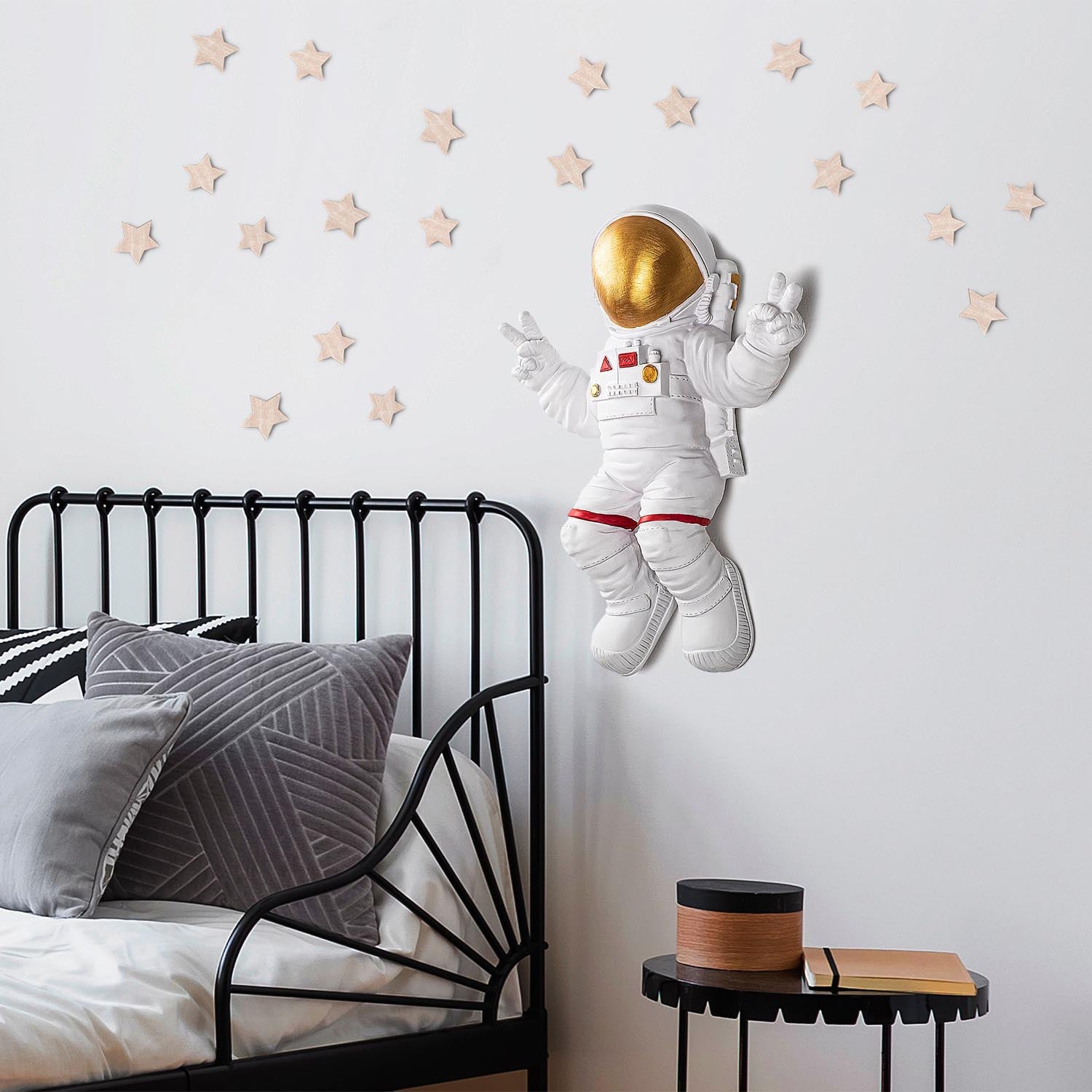 Peace Sign Astronaut - 1 in Weisses Gold präsentiert im Onlineshop von KAQTU Design AG. Wanddeko ist von Wallity