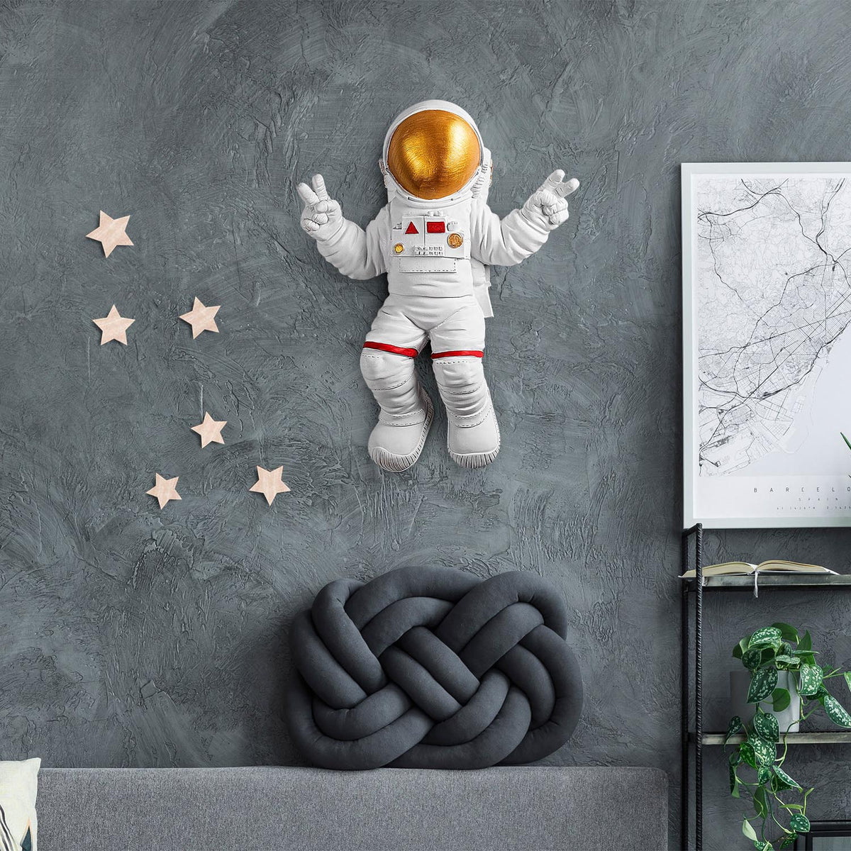 Peace Sign Astronaut Wanddeko - Weisses Gold in Weisses Gold präsentiert im Onlineshop von KAQTU Design AG. Wanddeko ist von Wallity