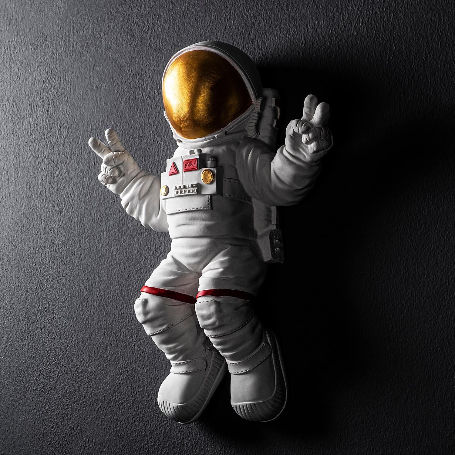 Peace Sign Astronaut - 1 in Weisses Gold präsentiert im Onlineshop von KAQTU Design AG. Wanddeko ist von Wallity