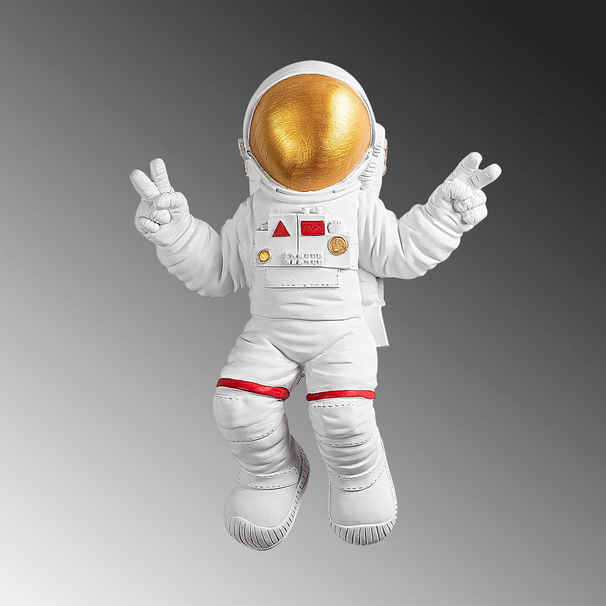 Peace Sign Astronaut Wanddeko - Weisses Gold in Weisses Gold präsentiert im Onlineshop von KAQTU Design AG. Wanddeko ist von Wallity