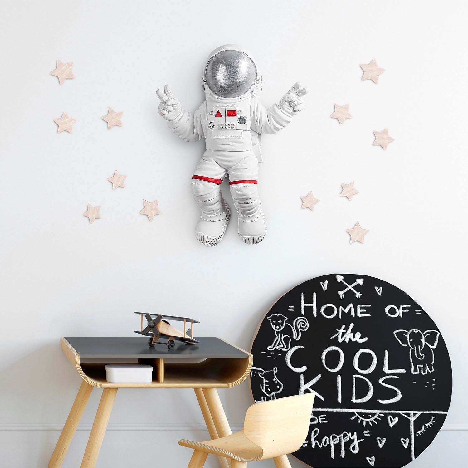 Peace Sign Astronaut - 2 in Weiss
 Grau präsentiert im Onlineshop von KAQTU Design AG. Wanddeko ist von Wallity