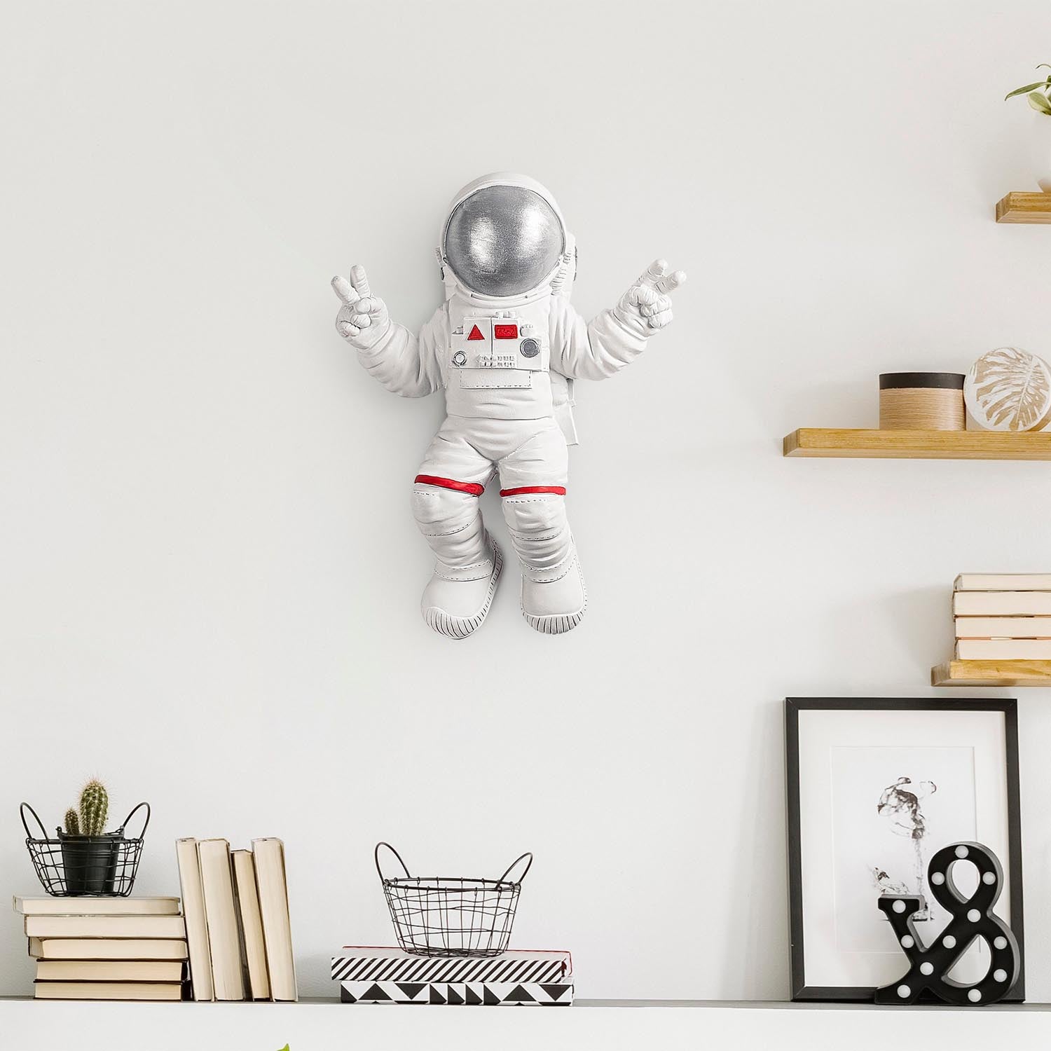 Peace Sign Astronaut - 2 in Weiss
 Grau präsentiert im Onlineshop von KAQTU Design AG. Wanddeko ist von Wallity