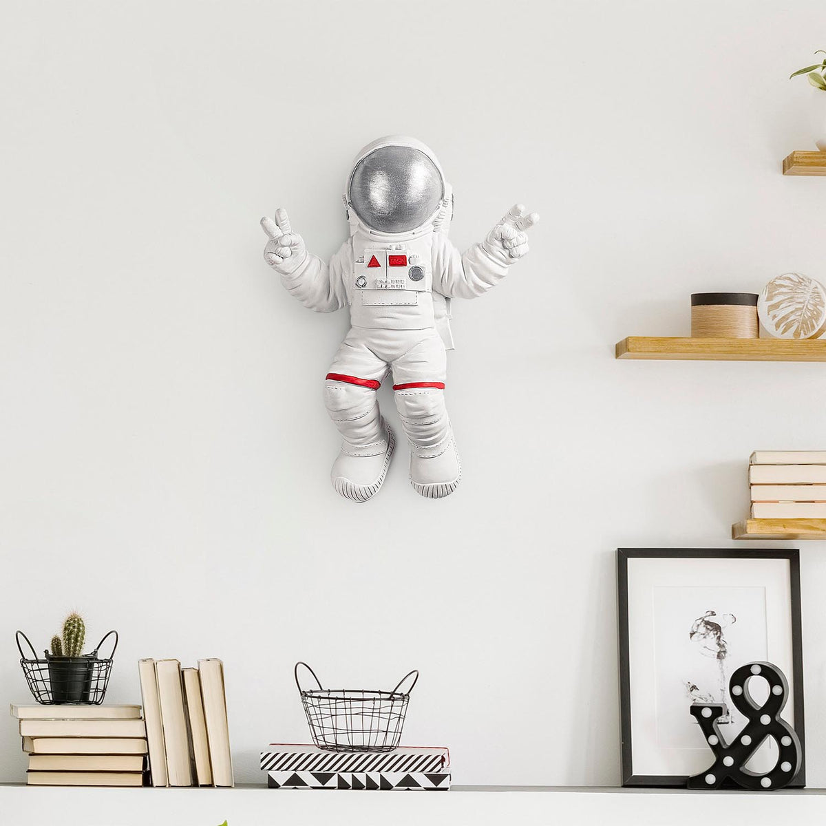 Peace Sign Astronaut Wanddeko - Weiss
 Grau in Weiss / Grau präsentiert im Onlineshop von KAQTU Design AG. Wanddeko ist von Wallity