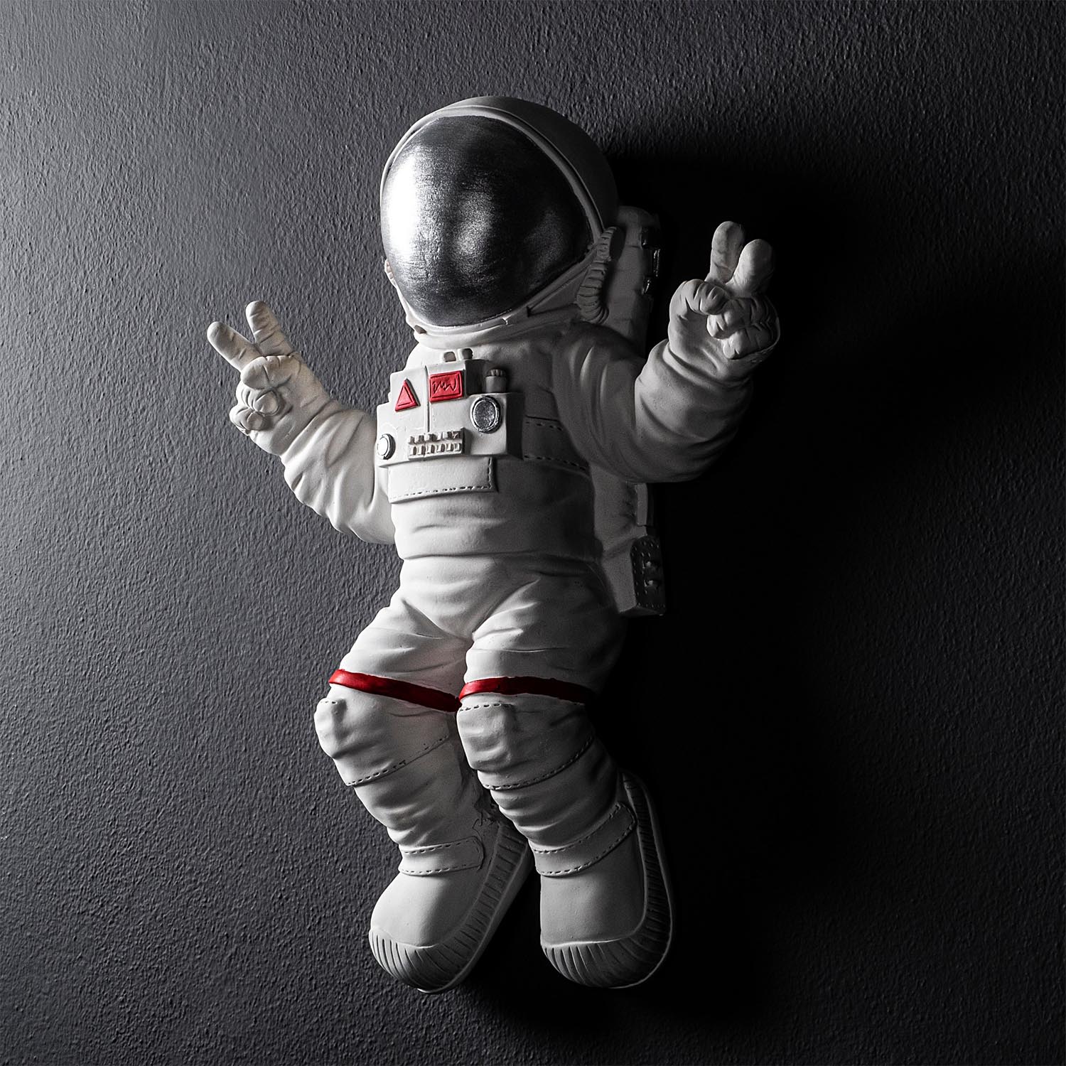 Peace Sign Astronaut - 2 in Weiss
 Grau präsentiert im Onlineshop von KAQTU Design AG. Wanddeko ist von Wallity