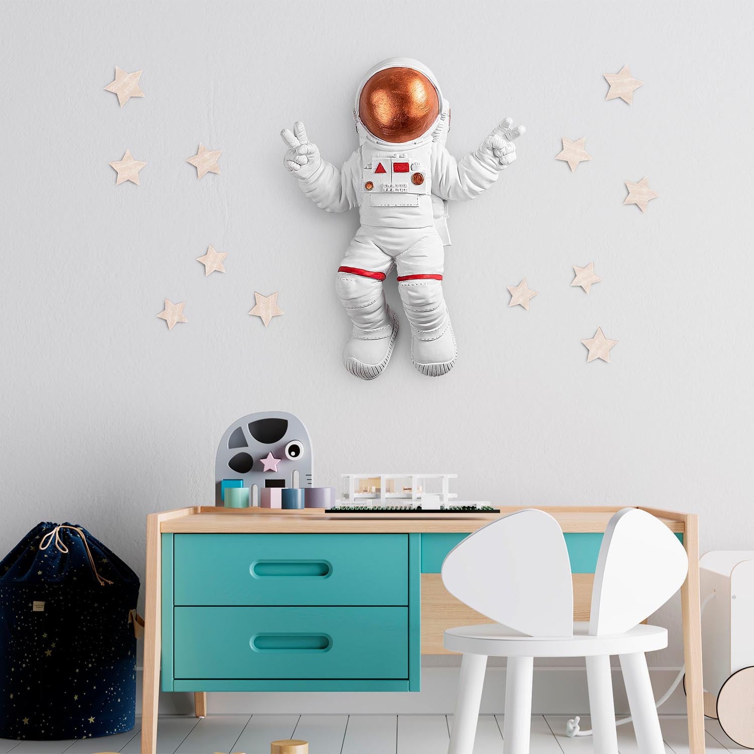 Peace Sign Astronaut - 3 in Weiss
 Bronze präsentiert im Onlineshop von KAQTU Design AG. Wanddeko ist von Wallity