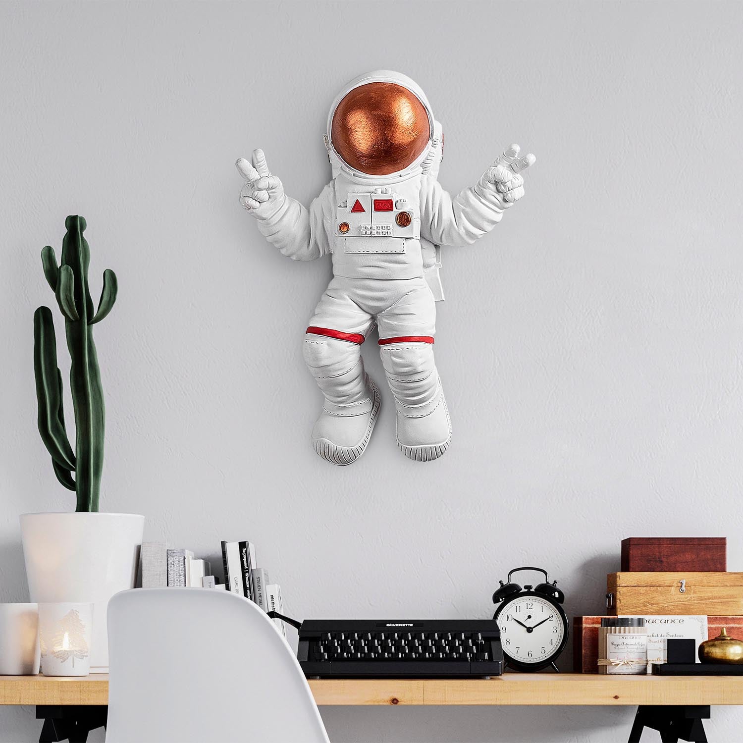 Peace Sign Astronaut - 3 in Weiss
 Bronze präsentiert im Onlineshop von KAQTU Design AG. Wanddeko ist von Wallity