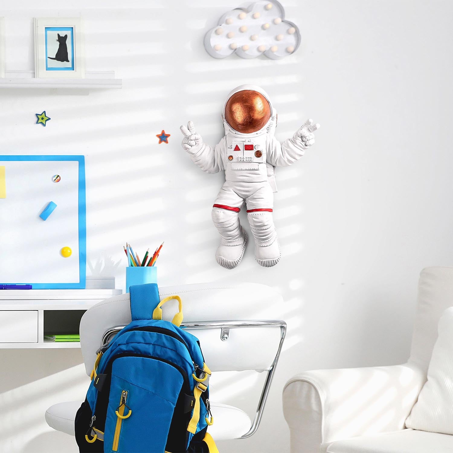 Peace Sign Astronaut - 3 in Weiss
 Bronze präsentiert im Onlineshop von KAQTU Design AG. Wanddeko ist von Wallity