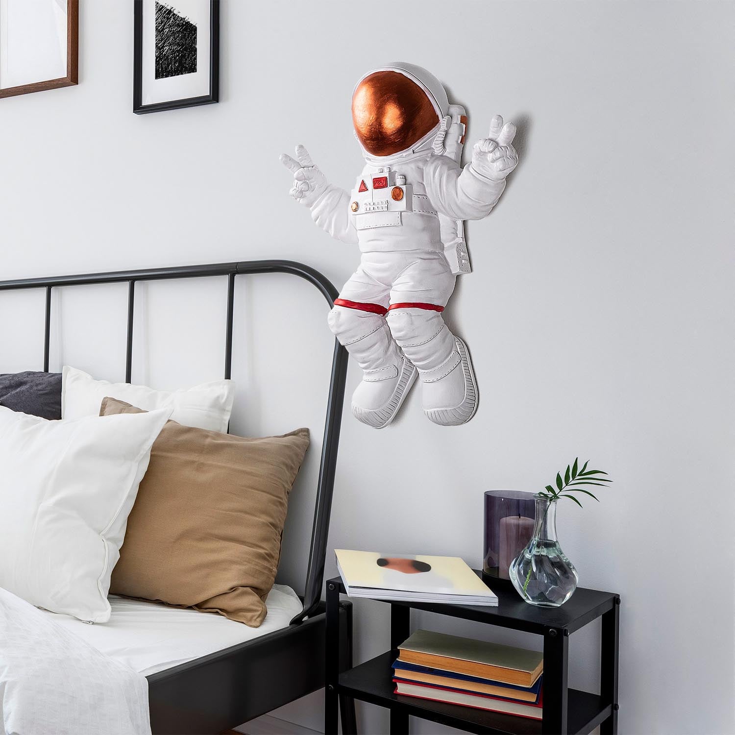 Peace Sign Astronaut - 3 in Weiss
 Bronze präsentiert im Onlineshop von KAQTU Design AG. Wanddeko ist von Wallity