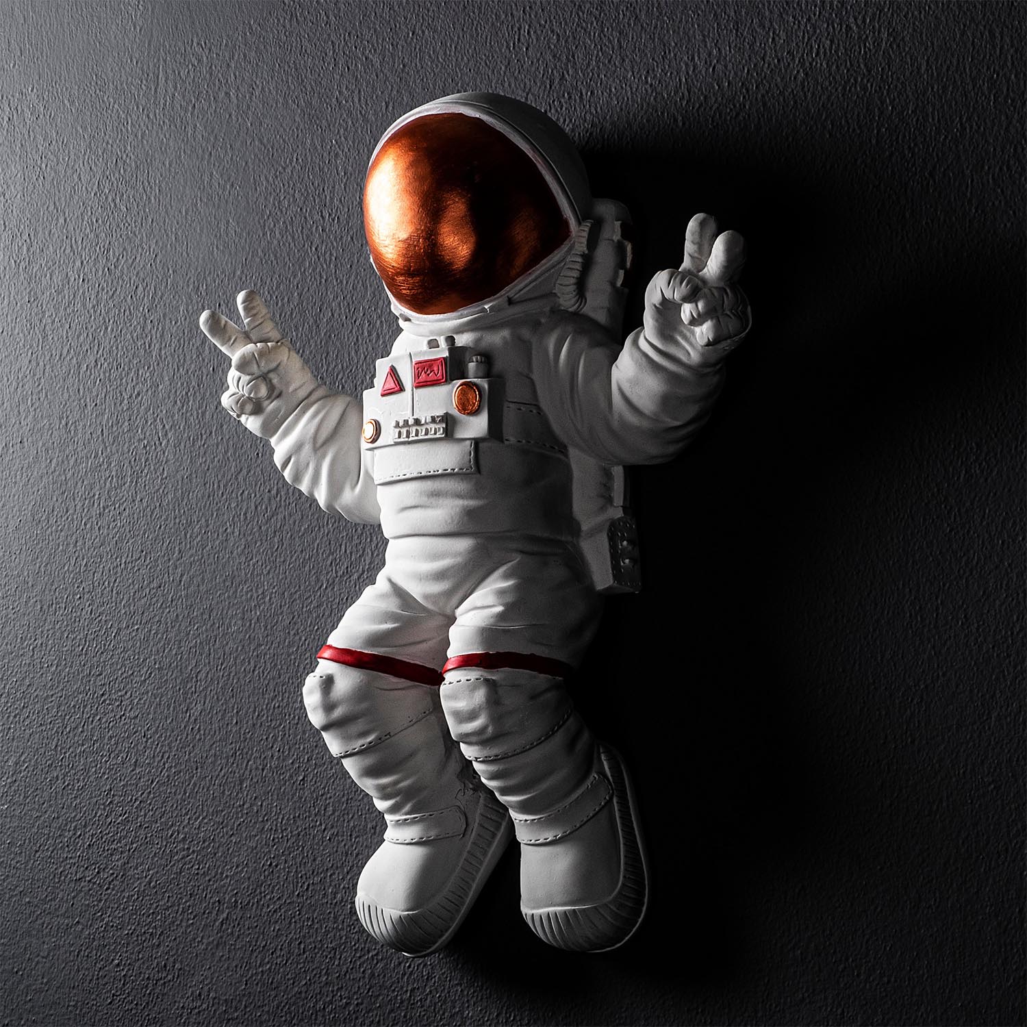 Peace Sign Astronaut - 3 in Weiss
 Bronze präsentiert im Onlineshop von KAQTU Design AG. Wanddeko ist von Wallity