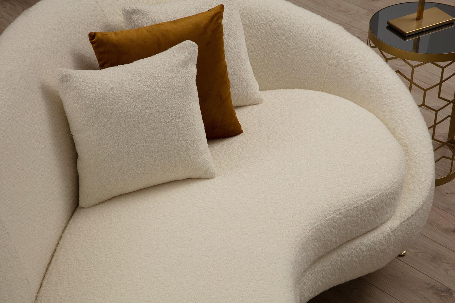 Eses - Cream Bouclett in Sahne präsentiert im Onlineshop von KAQTU Design AG. 3er Sofa ist von Atelier Del Sofa