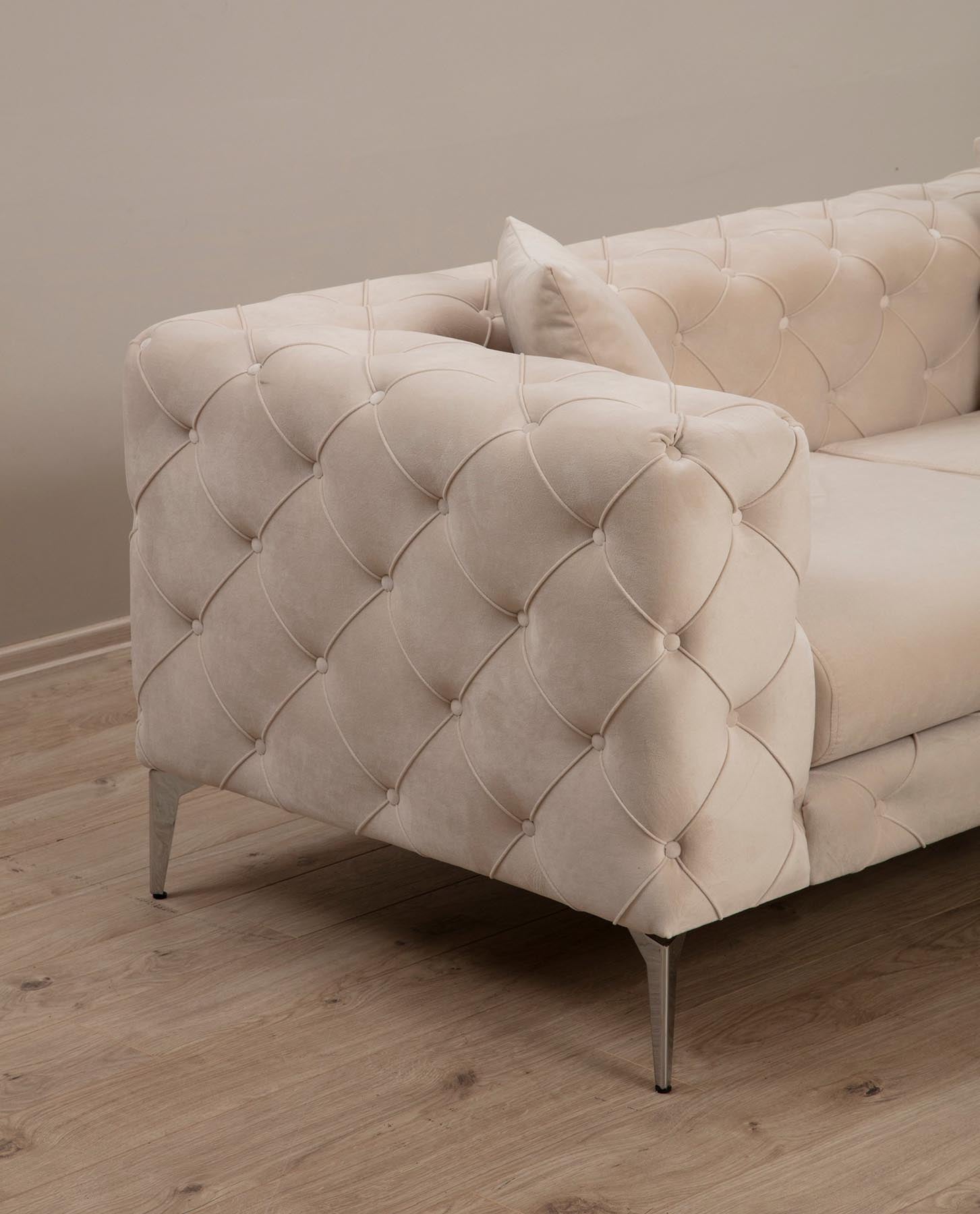 Como - Ecru in Ecru präsentiert im Onlineshop von KAQTU Design AG. 3er Sofa ist von Atelier Del Sofa