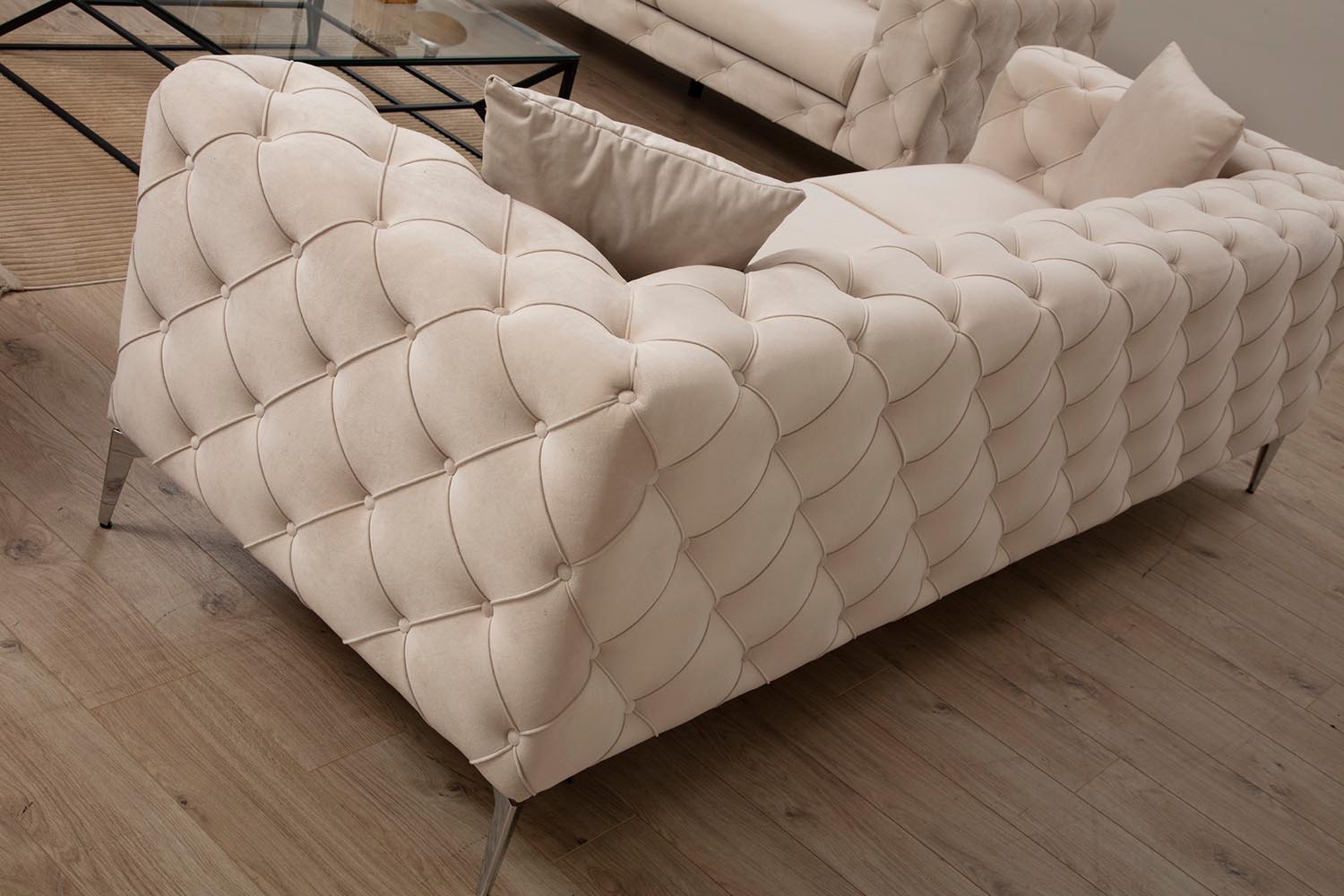 Como - Ecru in Ecru präsentiert im Onlineshop von KAQTU Design AG. 3er Sofa ist von Atelier Del Sofa