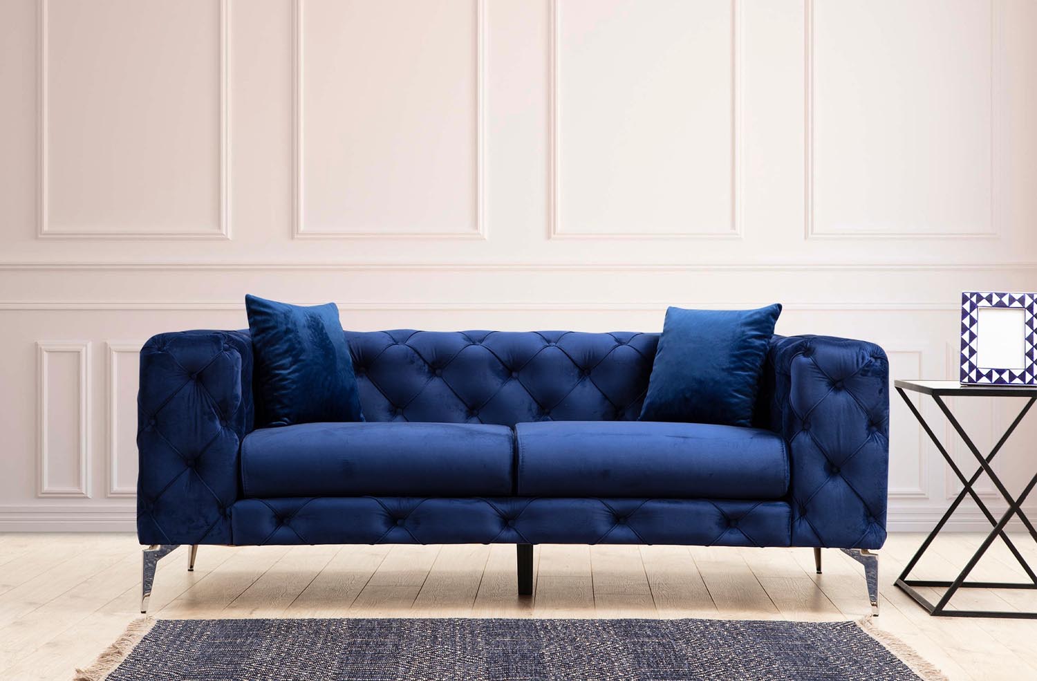 Como - Navy Blue in Marineblau präsentiert im Onlineshop von KAQTU Design AG. 2er Sofa ist von Atelier Del Sofa