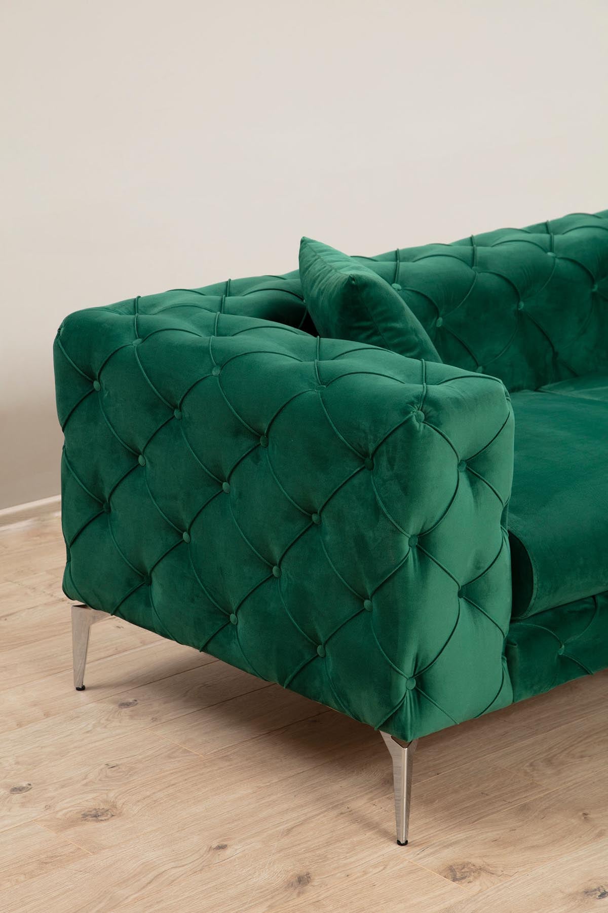 Como - Green in Grün präsentiert im Onlineshop von KAQTU Design AG. 3er Sofa ist von Atelier Del Sofa