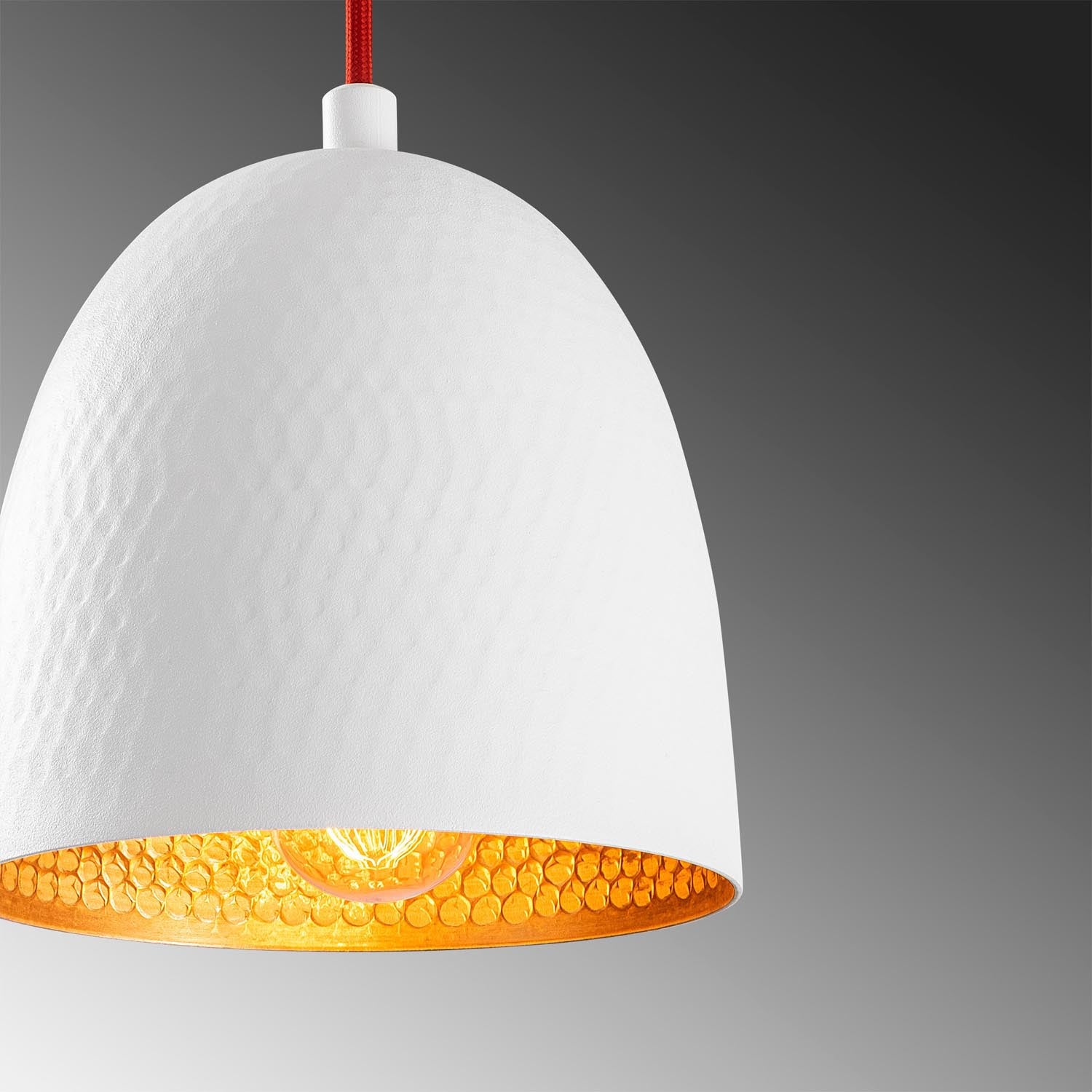 Tattoo - 2384 in Weiss Rot präsentiert im Onlineshop von KAQTU Design AG. Pendelleuchte ist von Opviq