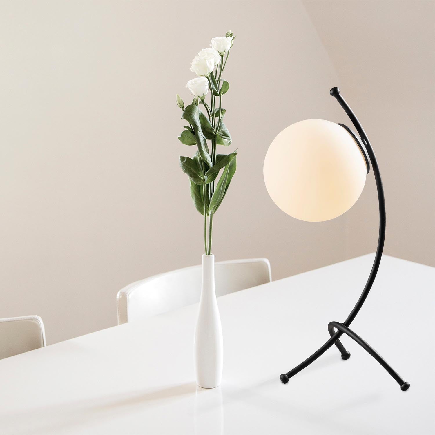 Yay - 5011 in Schwarz Weiss präsentiert im Onlineshop von KAQTU Design AG. Tischleuchte ist von Opviq