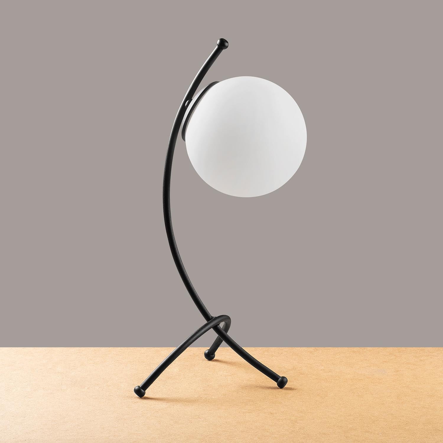 Yay - 5011 in Schwarz Weiss präsentiert im Onlineshop von KAQTU Design AG. Tischleuchte ist von Opviq