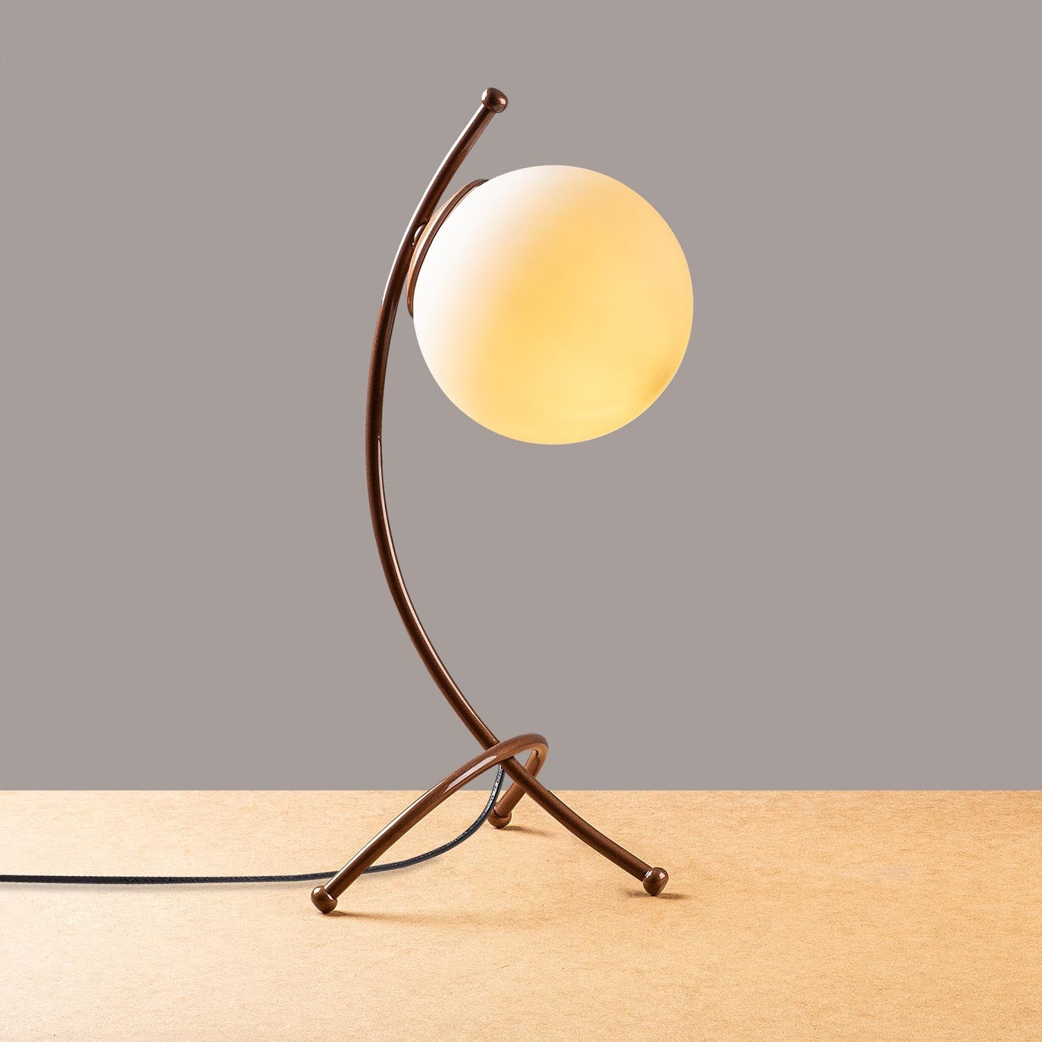 Yay - 5012 in Vintage Weiss präsentiert im Onlineshop von KAQTU Design AG. Tischleuchte ist von Opviq