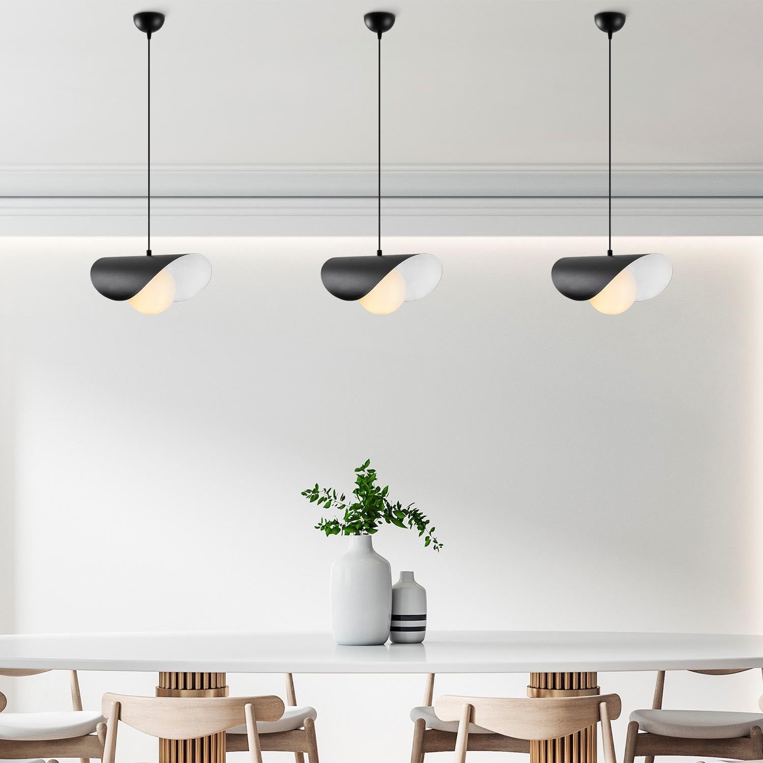 Camel 6 in Schwarz Weiss präsentiert im Onlineshop von KAQTU Design AG. Pendelleuchte ist von Opviq