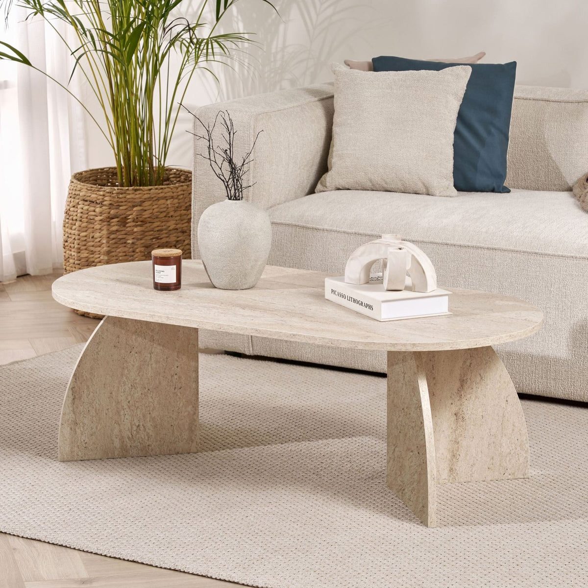 Couchtisch Melina von Nordure in Travertin-Optik, melaminbeschichtete Spanplatte, rechteckige Form, Masse 120 x 60 x 40 cm.