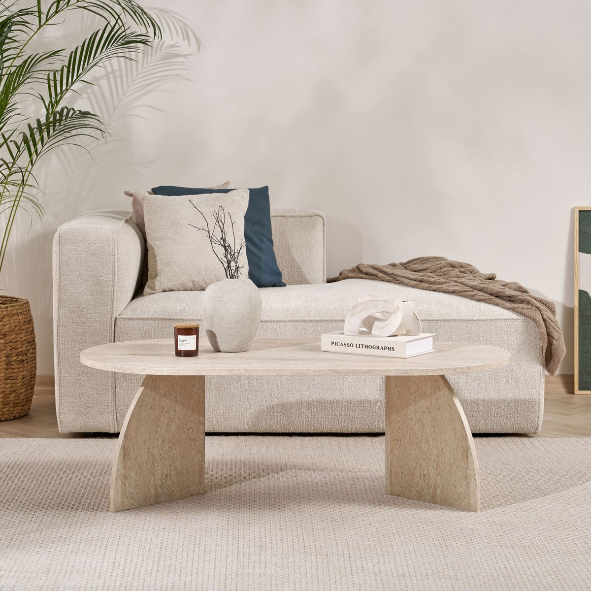 Couchtisch Melina von Nordure in Travertin-Optik, melaminbeschichtete Spanplatte, rechteckige Form, Masse 120 x 60 x 40 cm.