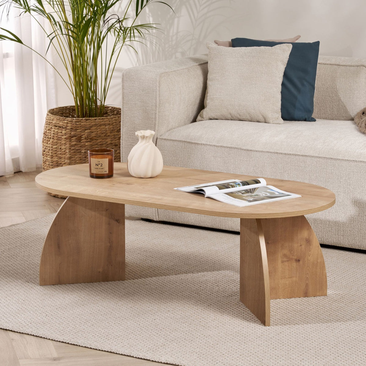 Rechteckiger Couchtisch Melina in Saphir-Eiche aus melaminbeschichteter Spanplatte, schlichtes Design mit klaren Linien und vier Beinen.