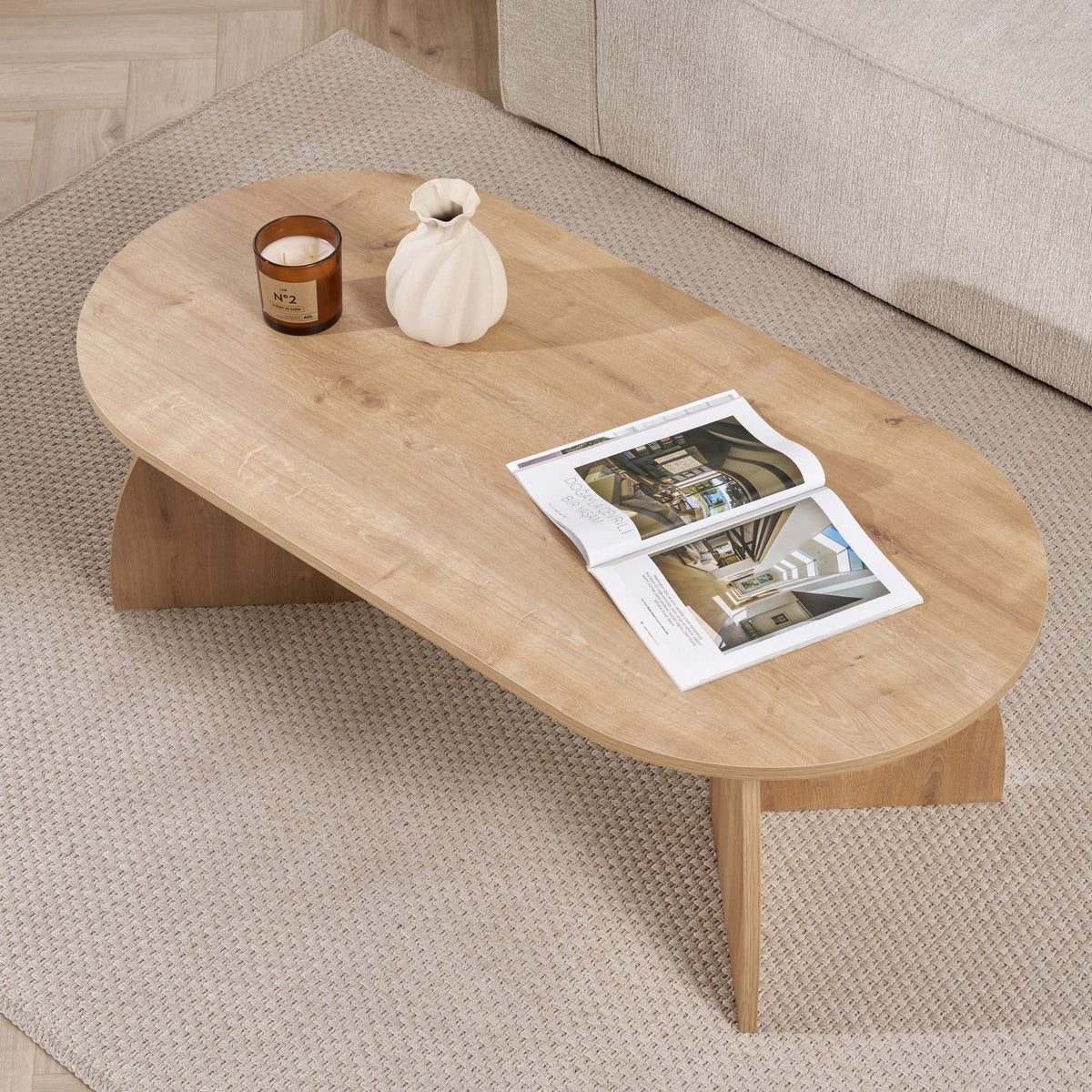 Rechteckiger Couchtisch Melina in Saphir-Eiche aus melaminbeschichteter Spanplatte, schlichtes Design mit klaren Linien und vier Beinen.