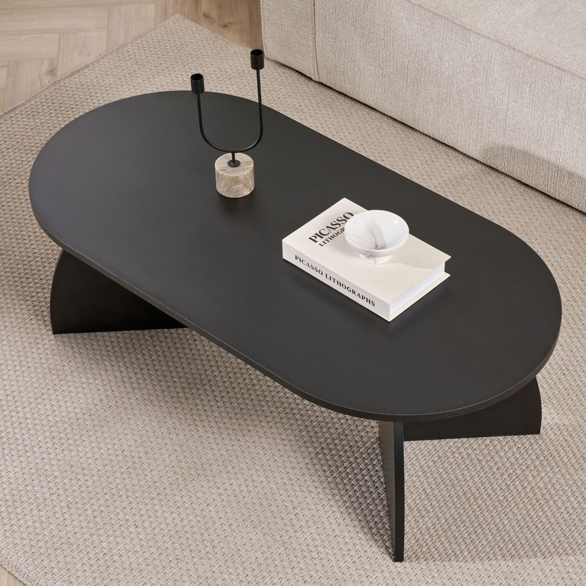 Rechteckiger Couchtisch aus melaminbeschichteter Spanplatte in Holz Schwarz, schlichte Form, Masse 120 x 60 x 40 cm, freistehend fotografiert.